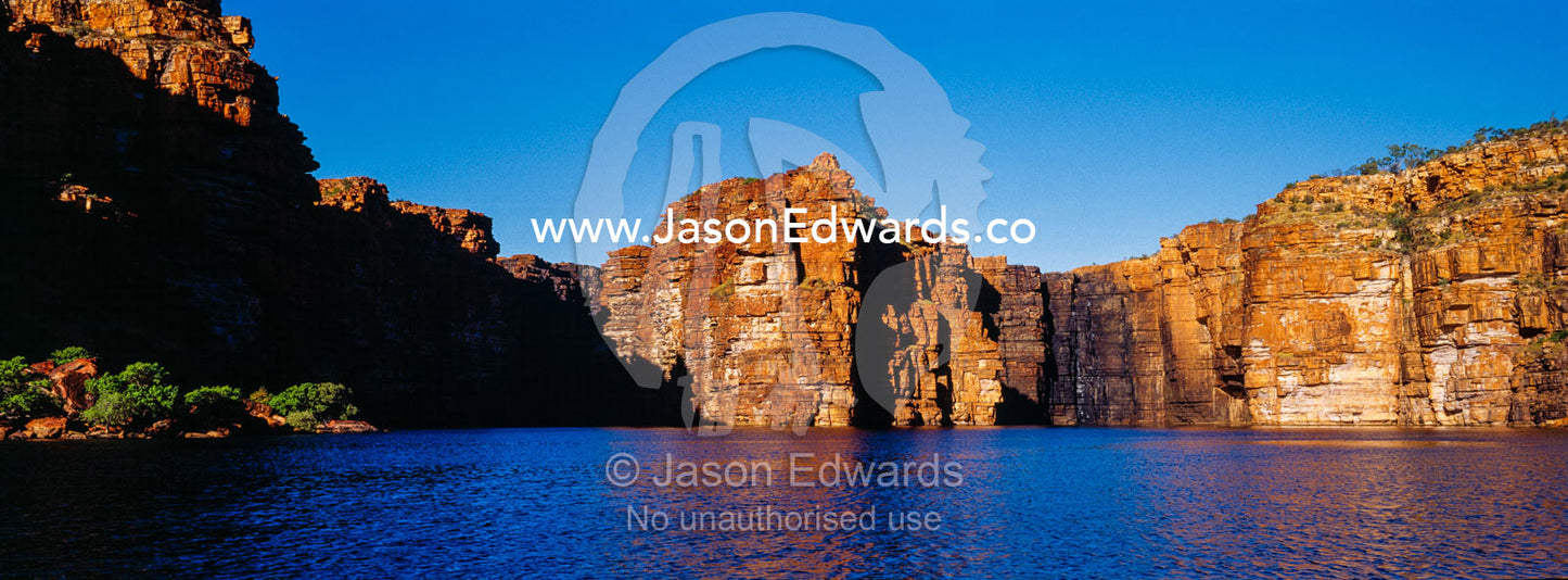 The King George River flows over sheer sandstone walls into a deep canyon. King George River, King George Falls, Gardner Plateau, Kimberley Coast, Western Australia, Australia.