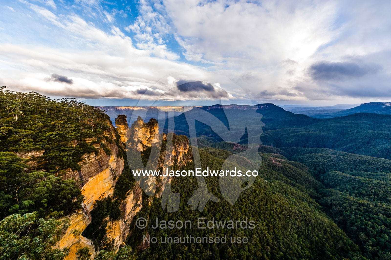 The Three Sisters is a sandstone rock formation overlooking a densely forested valley. Blue Mountains National Park, New South Wales, Australia.