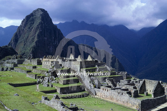 View of the Inca ruins of Machu Picchu and Machu Picchu Peak. Machu Picchu, Peru.
